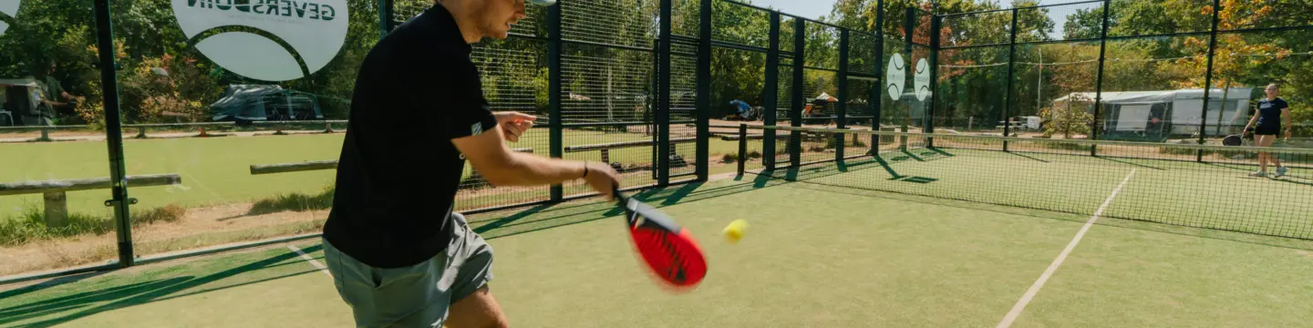CG Padelbaan serveren