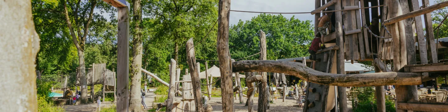 glijbaan en klimtoestellen