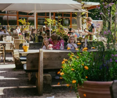 knoest eten en drinken zonnig terras