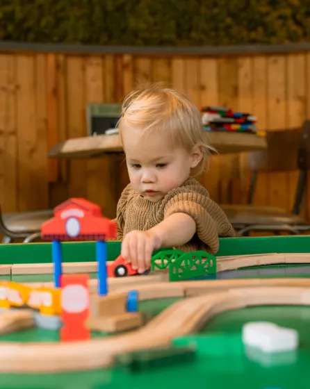 treintafel kleintjes peuter knoest spelen binnen