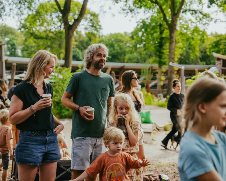 Publiek bostehater kijken kids koffie