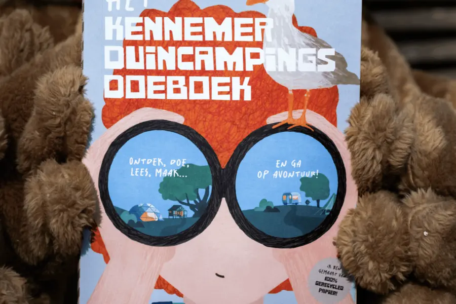 Ullie de Uil houdt het KDC doeboek vast